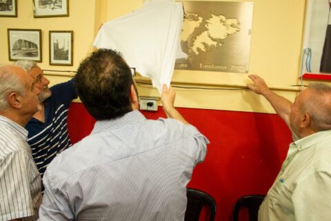 BRINDIS DE FIN AÑO, ENTREGA DE DIPLOMAS Y HOMENAJE POR MALVINAS